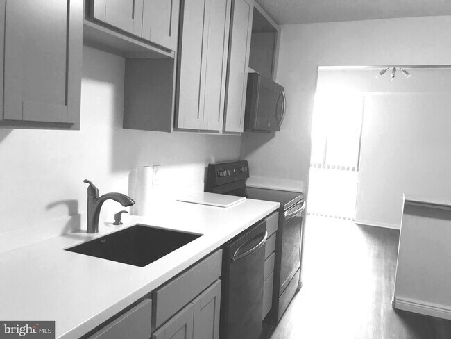 Building Photo - 2311 Pimmit Dr