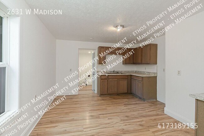 Foto del edificio - 2631 W Madison-