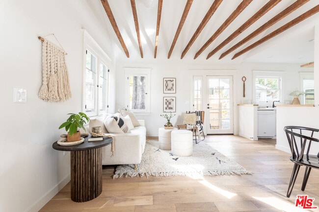 Building Photo - 372 N Ave 53