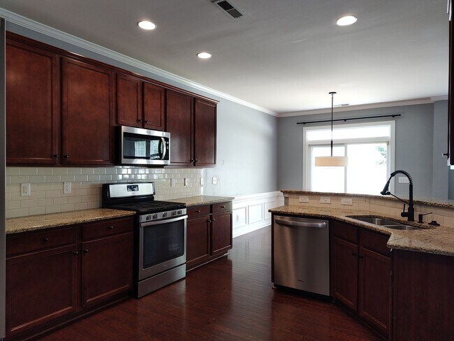Foto del edificio - Move-in ready Townhome with in Stone Creek...