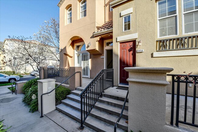 Foto del edificio - PRIME CORNER HOME NEAR TRAILS LIGHT-FILLED...