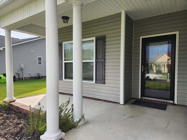 Building Photo - 3 Bedroom home with an upstair bonus room located in Swansboro. Showings Available!