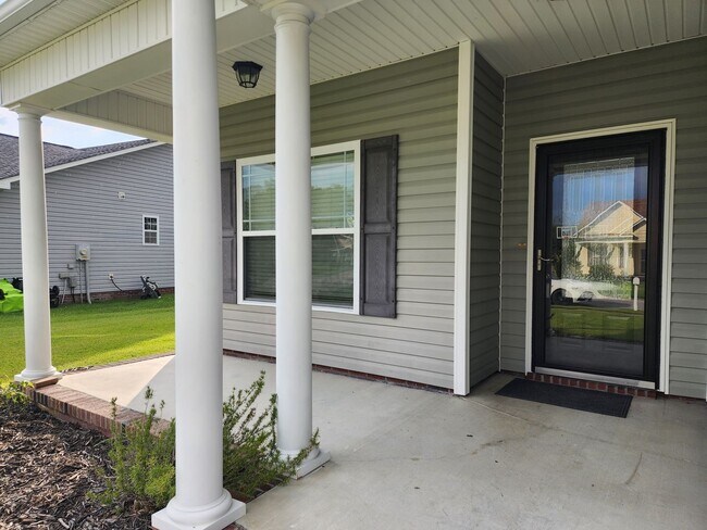 Foto del edificio - 3 Bedroom home with an upstair bonus room located in Swansboro. Showings Available!
