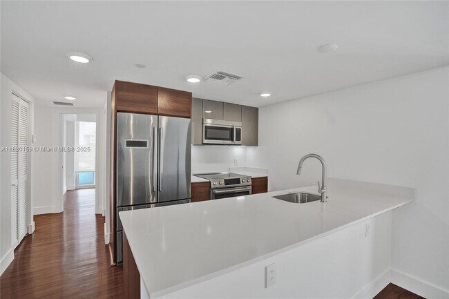 Foto del edificio - 9261 E Bay Harbor Dr