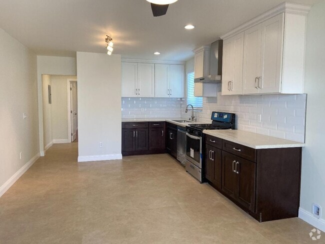 Pretty Kitchen and living Area - 3933 N Shadydale Ave
