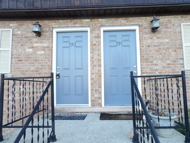 Building Photo - 793 Ridgeview Dr