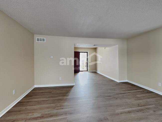 Foto del edificio - 12132 Roundtree Rd