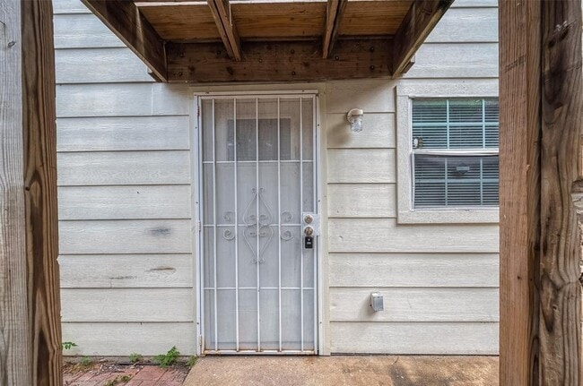 Building Photo - 2051 Santa Rosa St