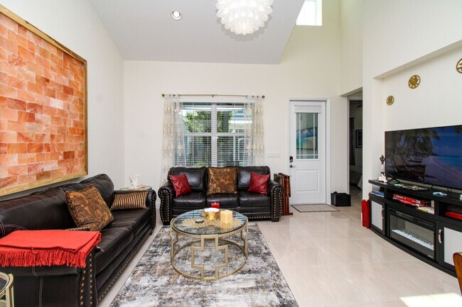 Foto del edificio - ** 2 BED-2 BATH ** FIRST FLOOR ** LUXURY C...