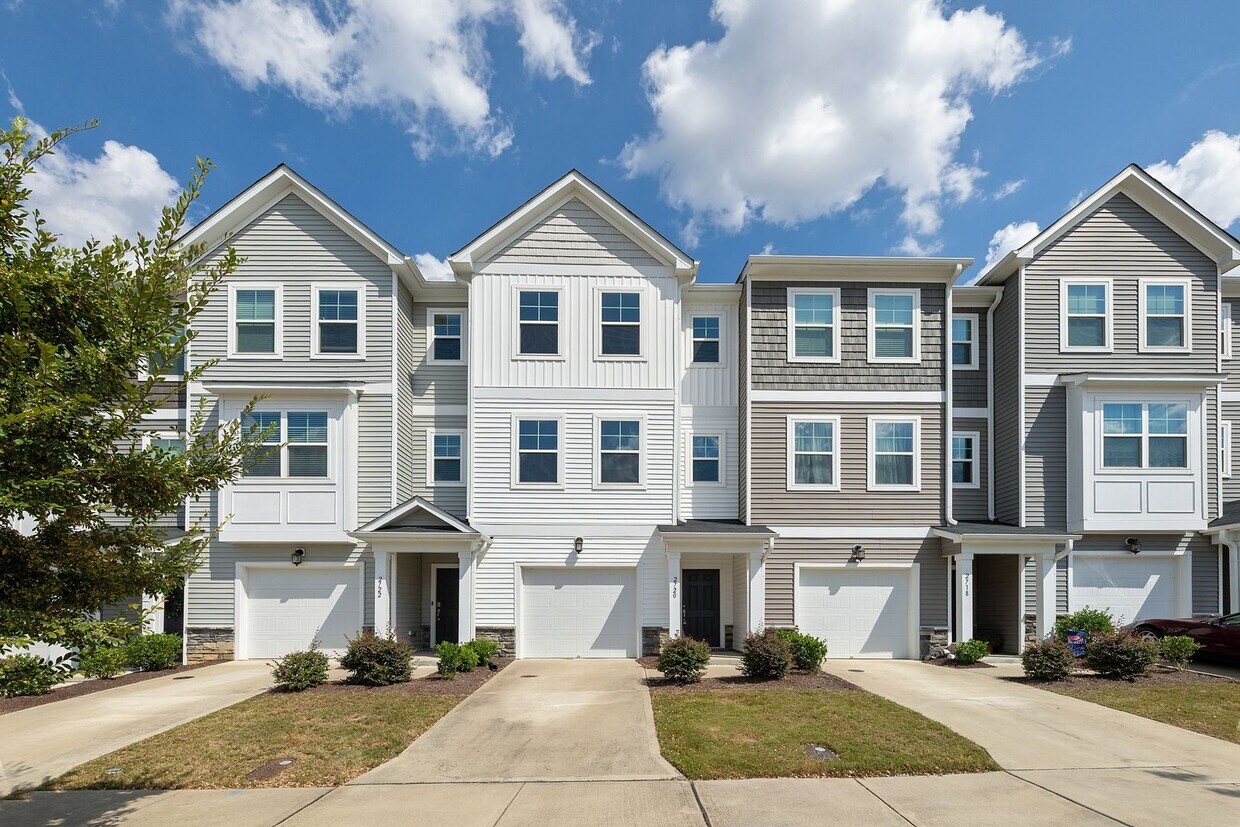 Foto principal - **Spacious 3bd/3ba Townhome in Raleigh**