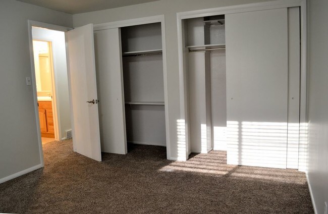 Building Photo - Large Duplex