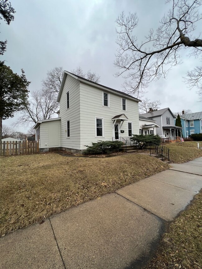 Building Photo - 1326 Mississippi St