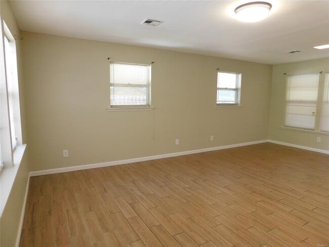 Building Photo - 733 Gillespie St