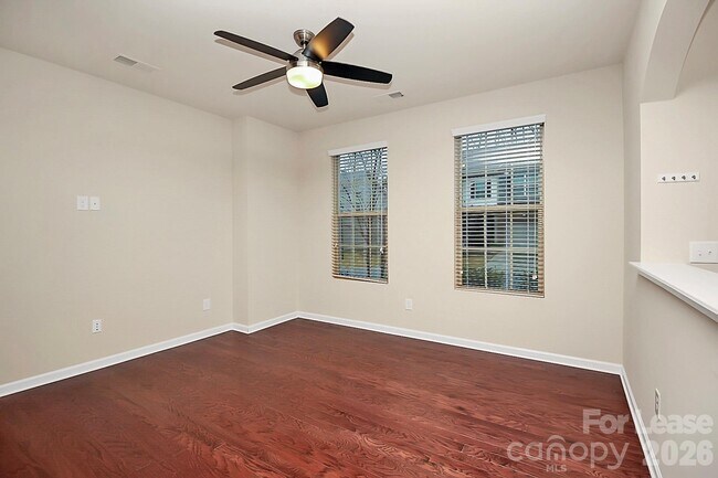 Foto del edificio - 5040 Mockernut Ln