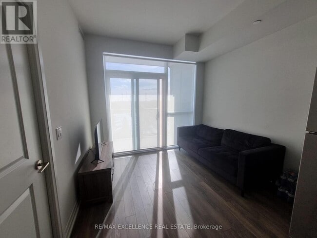 Building Photo - 10 Meadowglen Pl