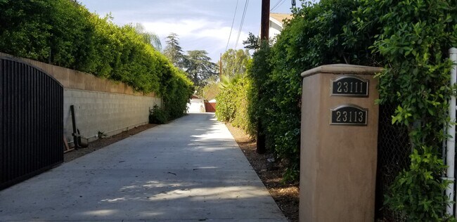 Entrada cerrada - 23113 Erwin St