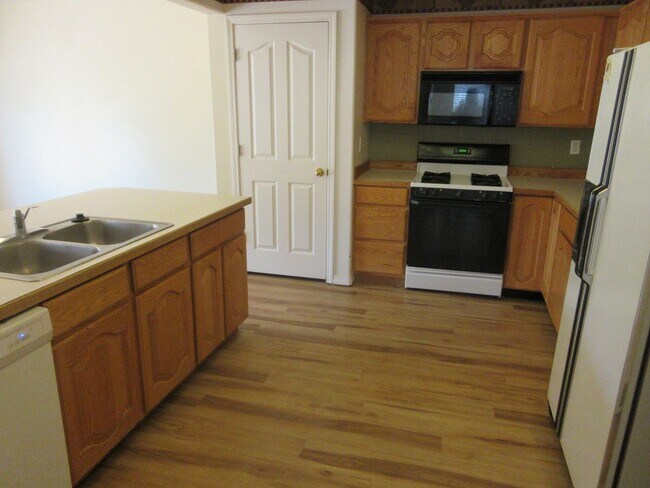 Foto del edificio - 3 Bedroom - 2.5 bath Twin Home -Pets consi...