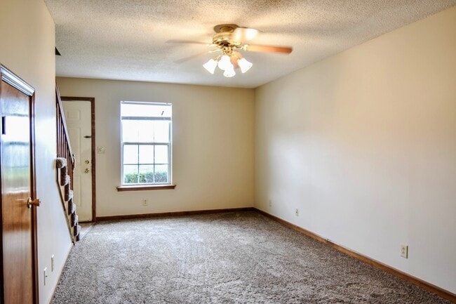 Building Photo - Pet Friendly Town Home by Gate 1!