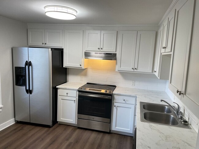 Building Photo - Broadmoor Efficiency Apartment