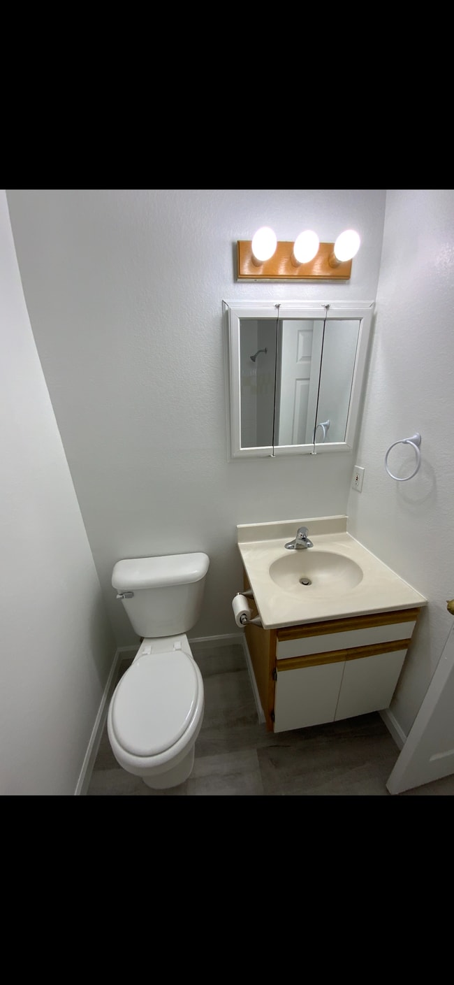 Full bath - 28 Yorkshire Rd