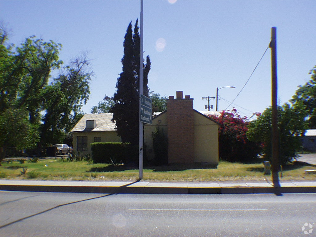 Primary Photo - 555-559 N Country Club Dr