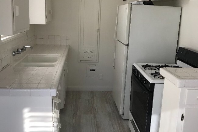 Kitchen - 1428 N Curson Ave