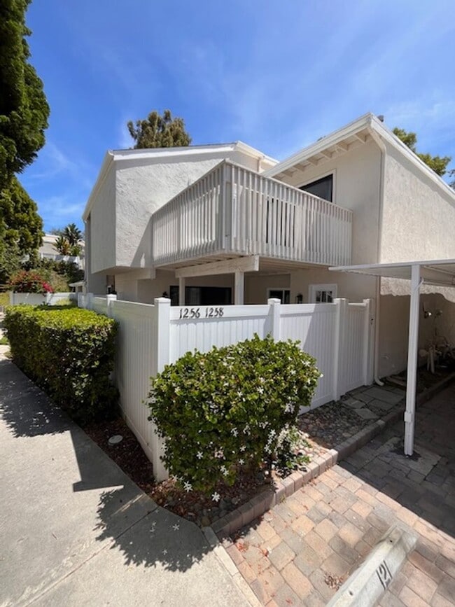 Building Photo - 3 bed 1.5 bath 2 story condo in Park Place...