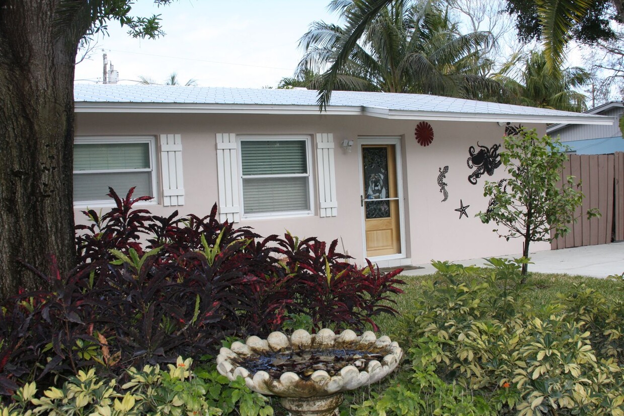 Foto principal - Spacious 4/3 FURNISHED POOL home with room...