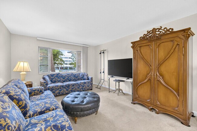 Foto del edificio - 400 S Cypress Rd