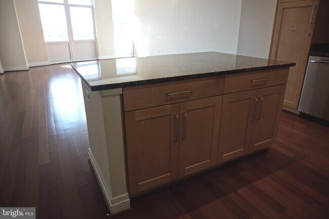 Foto del edificio - 8220 Crestwood Heights Dr