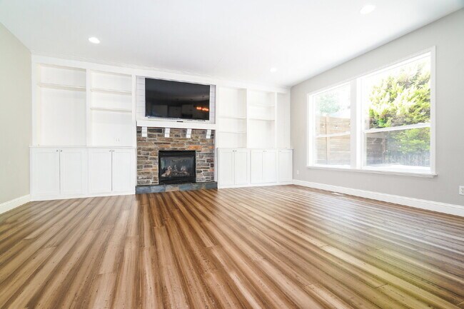 Building Photo - Echo Falls Executive Retreat | Hot Tub | Detached Office | Landscaping Included- AVAILABLE NOW FO...