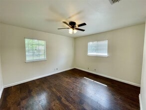 Building Photo - 5375 Little John Ln