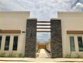 Building Photo - 1511 Coyote Hls