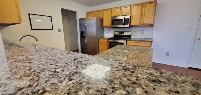 Building Photo - Beautiful 4-bedroom 3 bath home near the b...
