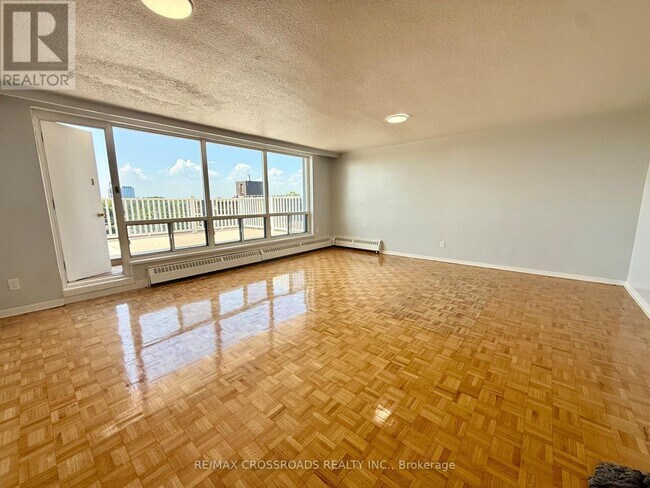 Photo du bâtiment - 363 Lakeshore Rd E