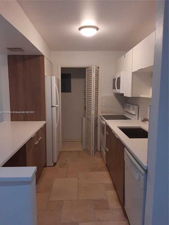 Building Photo - 200 Lakeview Dr