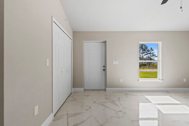 Foto del edificio - 518 Edward Hall Ave S