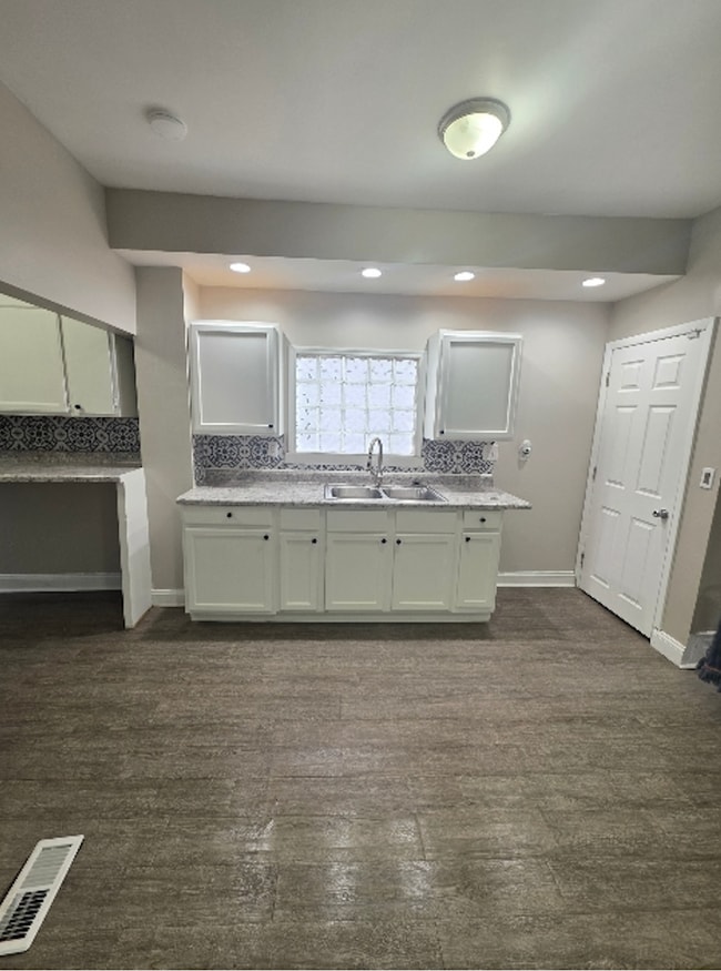 Building Photo - 492 E Markison Ave