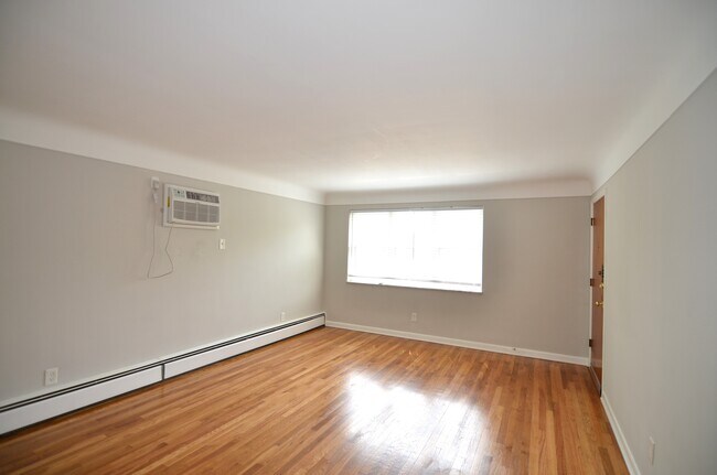 Building Photo - 5850 Robison Rd