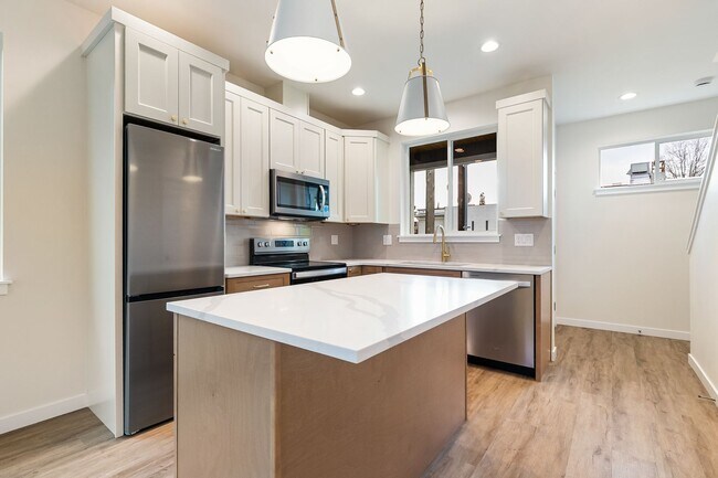 Foto del edificio - Halleck Townhomes Triplex