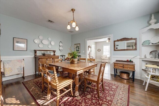 Foto del edificio - Daring 2 bedroom 1 bath in the heart of Ryan Place.