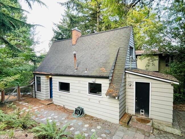 Foto del edificio - Secluded 2 Bedroom House in Maple Leaf!