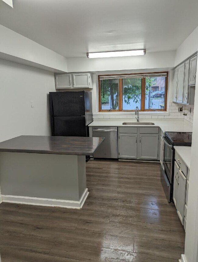 Foto del edificio - 5451 Pinehurst Dr