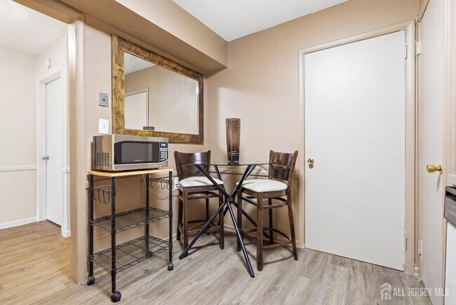 Foto del edificio - 7 Dennison Dr