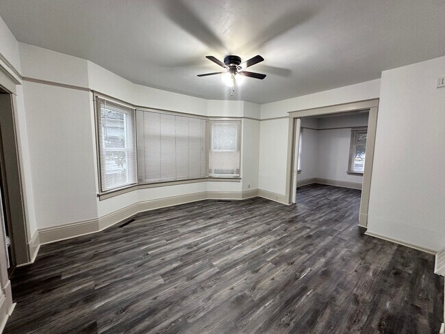 Building Photo - Spacious 2 PLUS Bedroom 1 Bath Duplex in T...