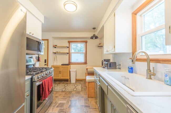 Foto del edificio - awesome 2 bed 1 bath Pet Friendly in Minne...