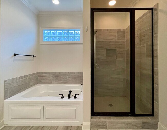 Foto del edificio - Fantastic 4 Bedroom on the Lake & includes...