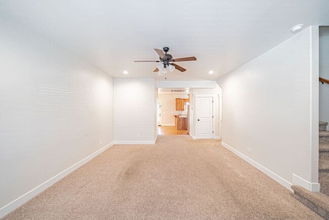 Building Photo - 3 bed 1.5 bath Townhome