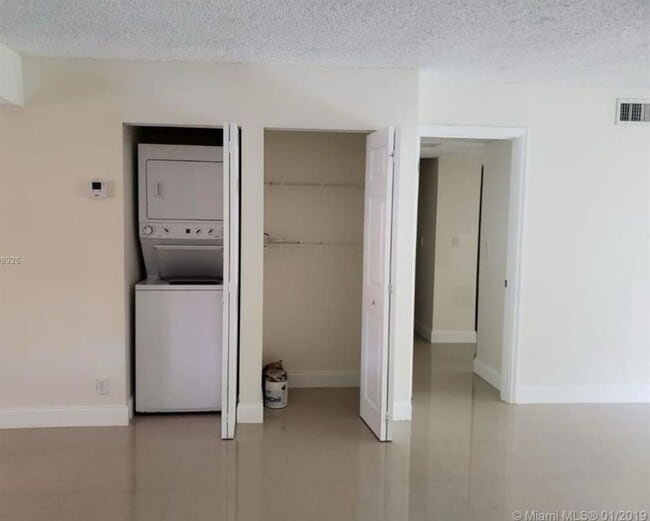 Building Photo - 227 Lakeview Dr