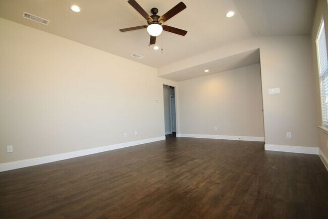 Foto del edificio - Elevated Living on the Waters Edge in Pelican Bay! ~ ((AZLE ISD!!)) Granite Countertops~ Stainles...